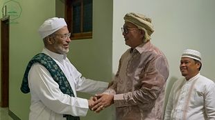 The President of Al-Ahgaff University meets with the Indonesian Ambassador to Oman and Yemen, Muhammad Erzan Johan