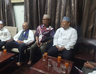 Dean of the Faculty of Sharia and Law at Al-Ahgaff University meets the Indonesian Consul in the Sultanate of Oman