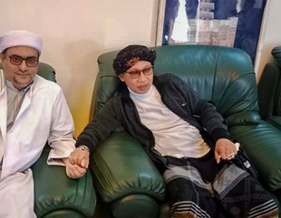 The Dean of the Faculty of Sharia and Law, Al-Ahgaff University receives Professor Yahya Al-Jamzuri Zain Al-Maaref, Director of Al-Bahja Institute in Indonesia