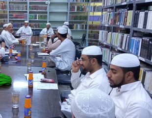 The Scientific Research Forum at the Faculty of Sharia and Law at Al-Ahgaff University holds a research session entitled (Narrating the Hadith with Meaning and Its Impact on the Jurisprudence Controversy)