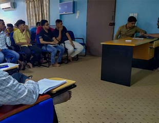 The Faculty of Administration and Economics, Al-Ahgaff University, evaluated the discussion of the research plan for graduation projects for the academic year 2022-2023