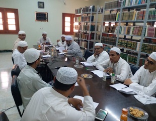 The Faculty of Sharia and Law at Al-Ahgaff University holds a research session