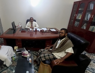 Al-Ahgaff University receives a representative of Al-Mahra Governorate students to arrange for universities in Hadramout Governorate