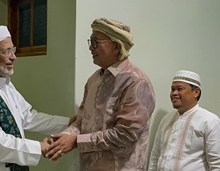 The President of Al-Ahgaff University meets with the Indonesian Ambassador to Oman and Yemen, Muhammad Erzan Johan