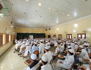 The Dean of the Faculty of Sharia and Law and its Director of Registration receive the first and second levels in the faculty