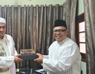 The Faculty of Sharia and Law at Al-Ahgaff University meets with the Vice-President of the Financial Supervisory Authority in Indonesia
