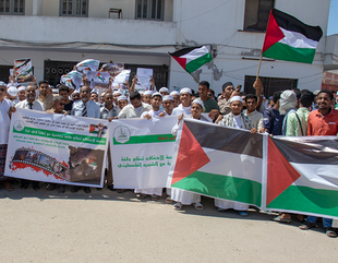 Al-Ahgaff University carries out a rally in solidarity with the Palestinian people