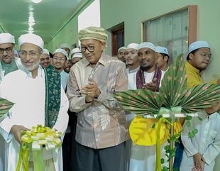 The President of Al-Ahgaff University, accompanied by the Indonesian Ambassador, inaugurate the Hadramout Research Center at the Faculty of Sharia and Law in Tarim