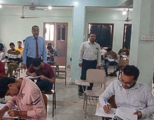 Al-Ahgaff University launches the first semester exams at the Faculty of Administration and Economics for the academic year 2022-2023
