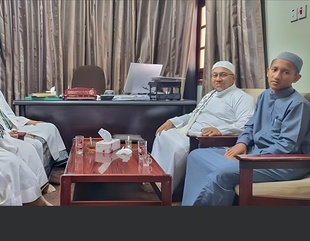 The Dean of the Faculty of Sharia and Law meets the Director of the Office of Al-Ahgaff University in Indonesia