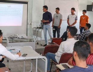 The Faculty of Administration and Economics at Al-Ahgaff University holds a discussion of the research plan for graduation projects for the academic year 2023-2024
