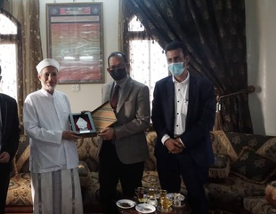 The Chancellor of Al-Ahgaff University receives the Indonesian Ambassador to Yemen and the Sultanate of Oman