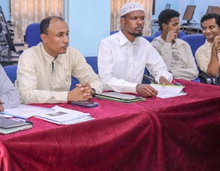 Hadhramaut Research Center for Studies, Training and Community Development celebrates the graduation of the eleventh batch of the Intermediate Diploma in English and discusses graduation projects