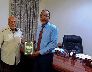 The Vice President of Al-Ahgaff University receives Prof. Dr. Muhammad bin Abdul Qadir Al-Hajj, former judge of the Supreme Court