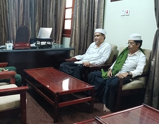 The Dean of the Faculty of Sharia and Law, Al-Ahgaff University, receives the Director of Civil Status and Civil Registry in Tarim District