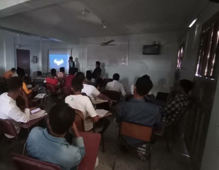 The Faculty of Administration and Economics at Al-Ahgaff University holds the activity of advertising offers for the marketing course