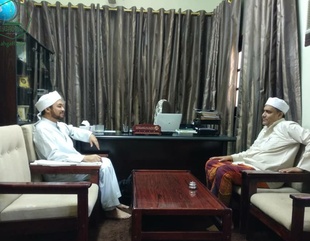 The Dean of the Faculty of Sharia and Law meets Dr. Ahmed bin Alawi Al-Saqqaf, a researcher in endowment (Awqaf) affairs