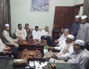 The Dean of Sharia and Law at Al-Ahgaff University met with the Indonesian Ambassador to Oman and the Acting Ambassador to Yemen