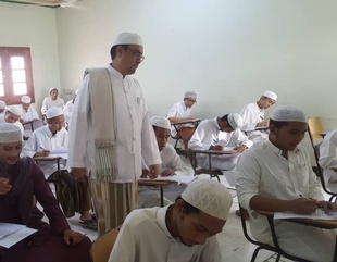 Dean of the Faculty of Sharia and Law and the Head of the Registration Department inspect the process of the final examinations in the faculty