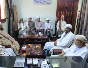The Dean of the Faculty of Sharia and Law, Al-Ahgaff University, meets with Mr. Muhammad Omar Aideed Bazara’a, the well-known Omani figure