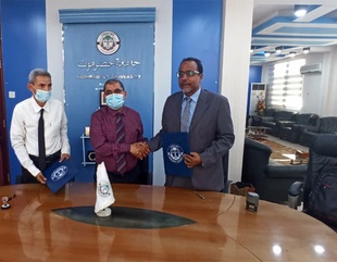 Hadhramout Research Center at Al-Ahgaff University signs a memorandum of understanding and cooperation with the Center for Human and Social Studies at Hadhramout University