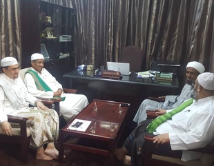 Dean of the Faculty of Sharia and Law meets the researcher at the Egyptian Dar Al-Ifta Mr. Ahmed Abdul Rahman Al-Maqadi