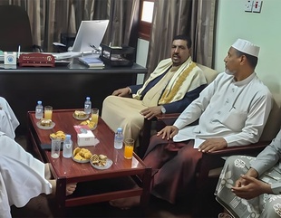 The Dean of the Faculty of Sharia and Law, Al-Ahgaff University, receives the Director General of Tarim Directorate