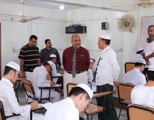 University Secretary-General Launches First-Semester Examinations at the Faculty of Sharia and Law in Mukalla
