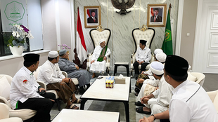 Indonesian Minister of Religious Affairs Receives President of Al-Ahgaff University and Praises the University’s Graduates