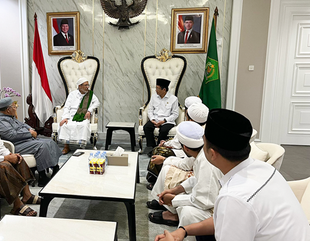 Indonesian Minister of Religious Affairs Receives President of Al-Ahgaff University and Praises the University’s Graduates