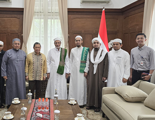 President of Al-Ahgaff University Visits Indonesian Deputy Minister of Foreign Affairs Anis Matta