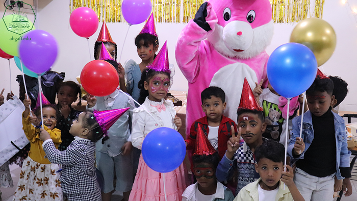 A ceremony honoring orphans is organized by the faculty of women at Al-Ahgaff University.