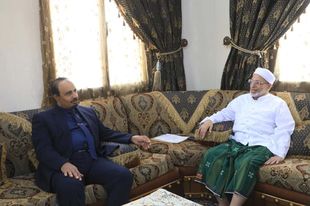 Governor of Hadhramaut Visits Professor Abdullah Baharoon and Commends His Contributions to Academic and Social Development