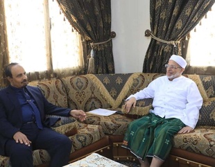 Governor of Hadhramaut Visits Professor Abdullah Baharoon and Commends His Contributions to Academic and Social Development